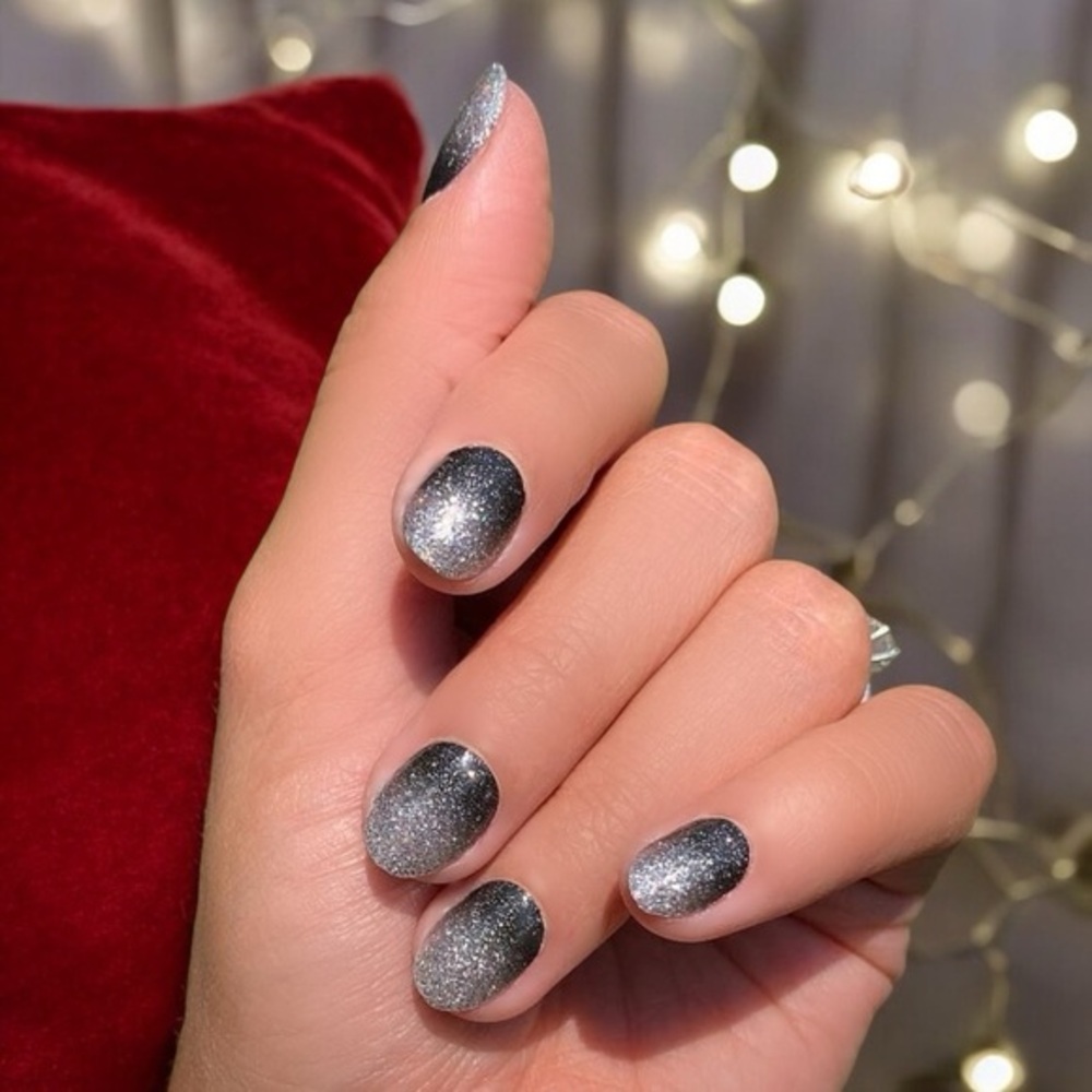 Color Street | Underground Magic a glitter gradient from black to silver glitter